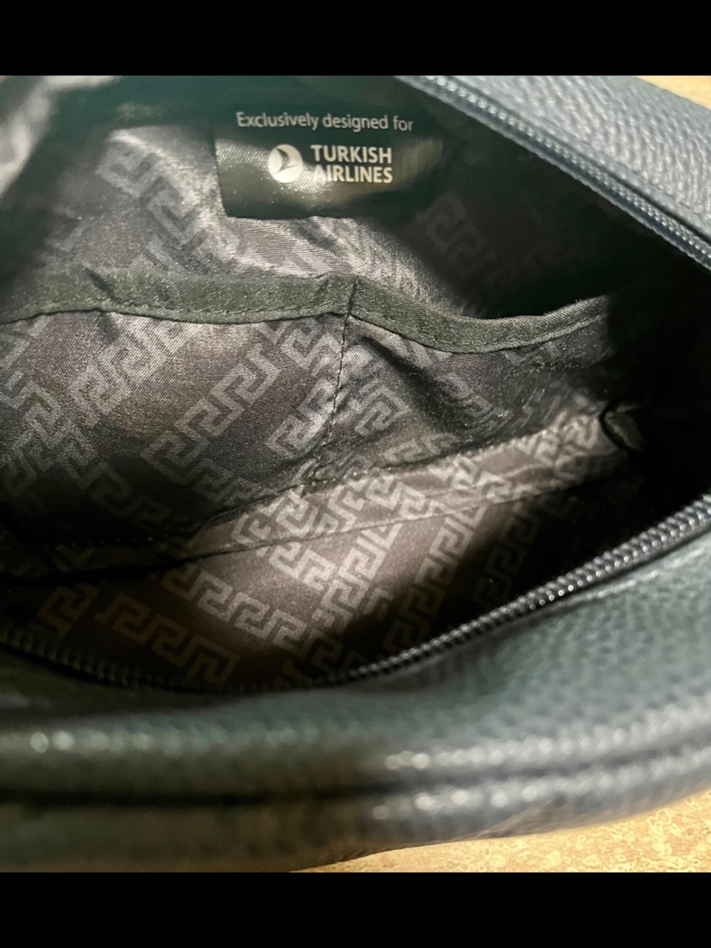 Versace Green Leather Travel Toiletry Pouch
UNISEX 4/8 - Picture 4 of 10